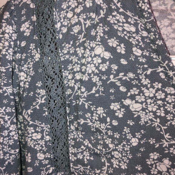 Women's Ricki’s Blue Floral Top xl. Rayon fabric makes it cool wearing - Picture 4 of 10